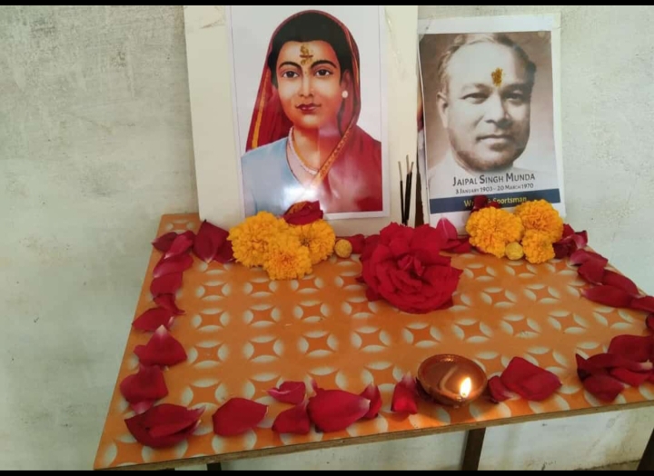 माता सावित्री बाई फुले साथ में जयपाल सिंह मुंडा